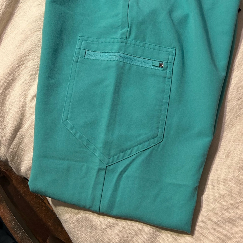 FIGS Surgical Green Jogger Scrub Pants - Picture 6 of 6